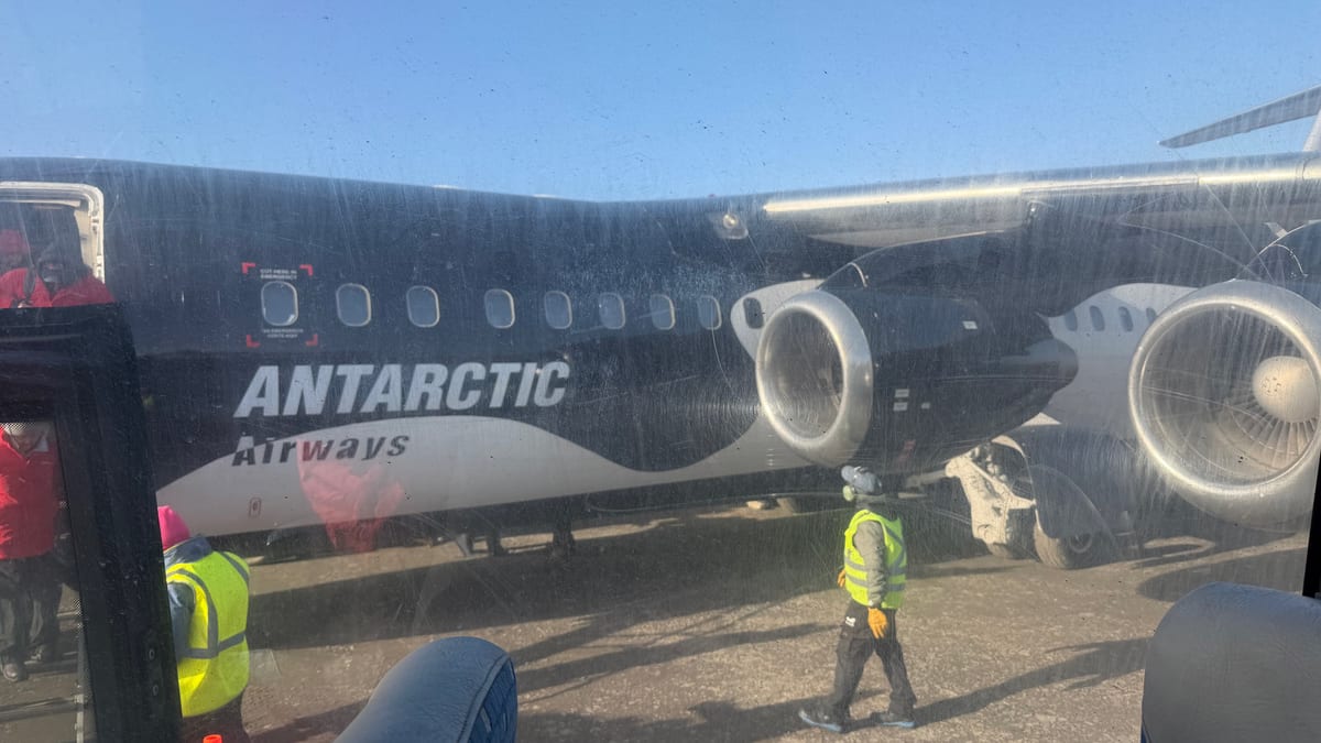 載我們飛喬治王島的 Antarctic Airways 包機