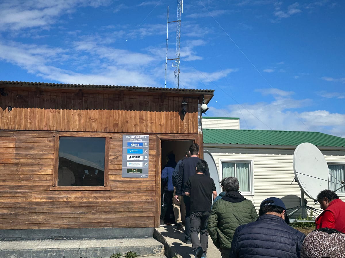 阿根廷這一側的關口 (Cancha Carrera)，下車排隊辦出境