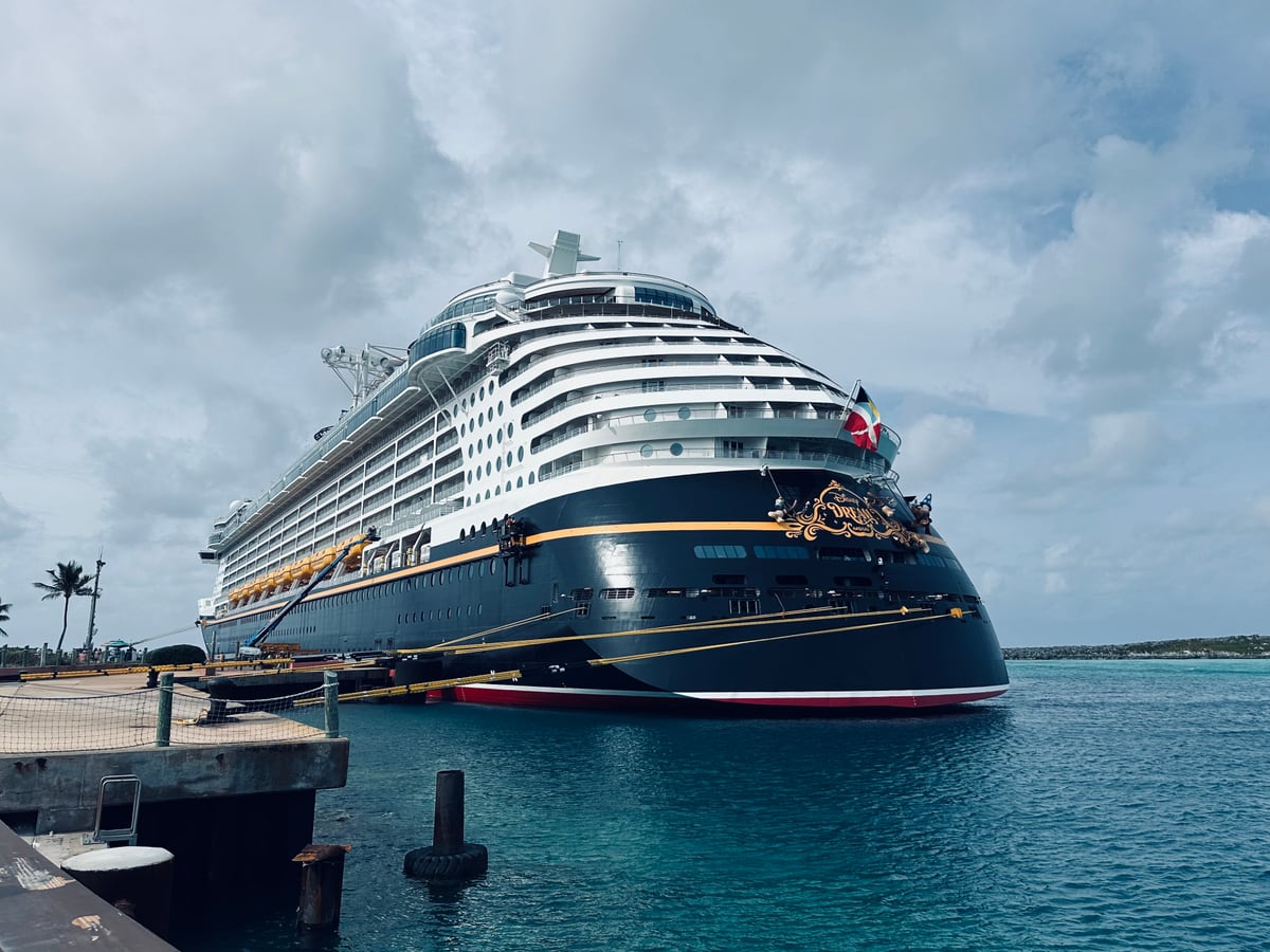 靠港在 Castaway Cay 的 Disney Dream
