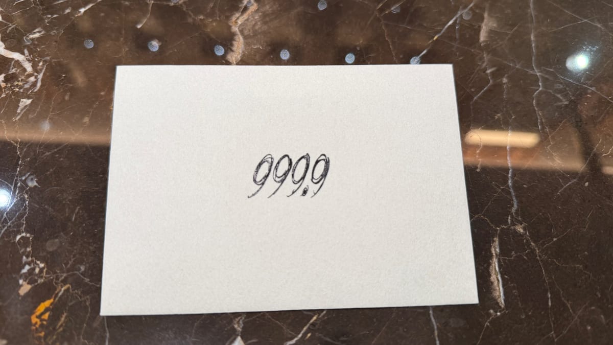 999.9 的白色卡片，上面印著 999.9 的字樣